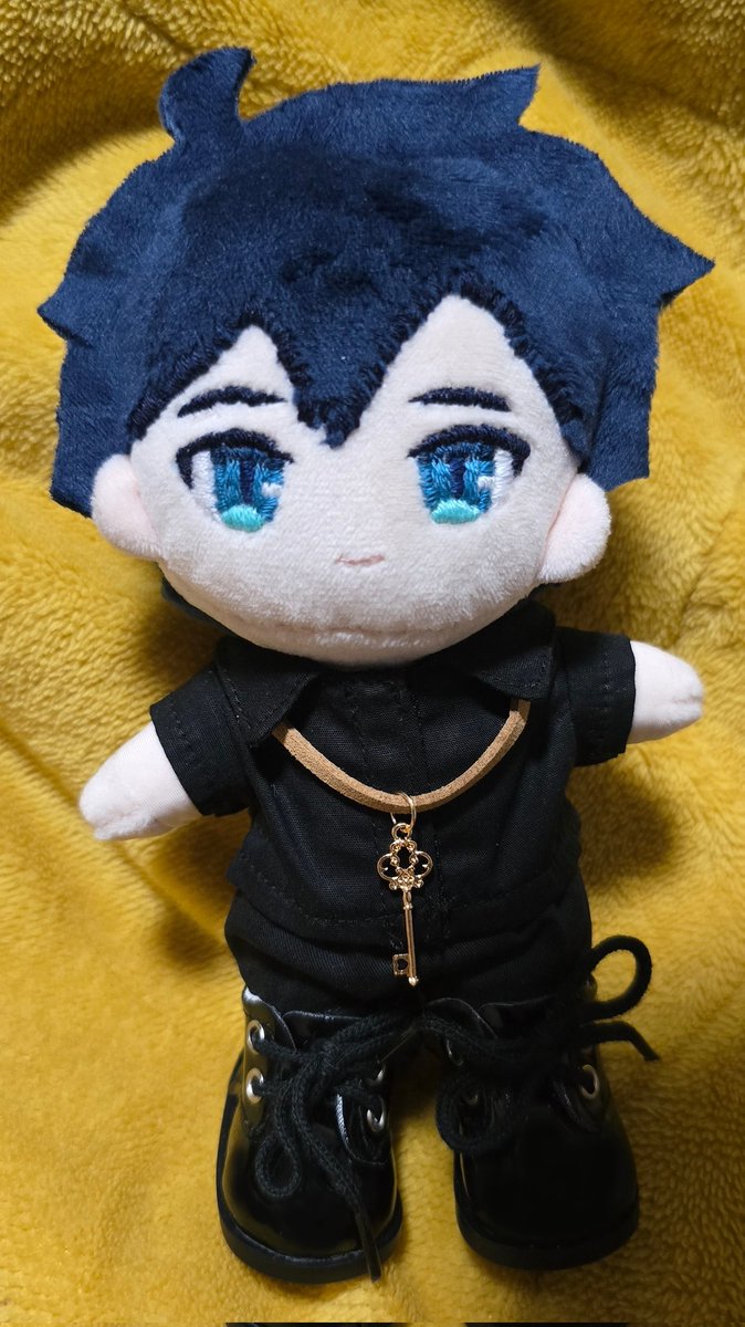 eter_nine's tweet photo. 俺概念のぬいが完成しました！
初めて作ったけどなんとかなるもんだぜ…！

頭のぴょんぴょんの向きを間違えるというミスをしたものの、そこはご愛嬌！

服はコートとベルトだけ手作りです！ https://t.co/ki2XbpdSM3