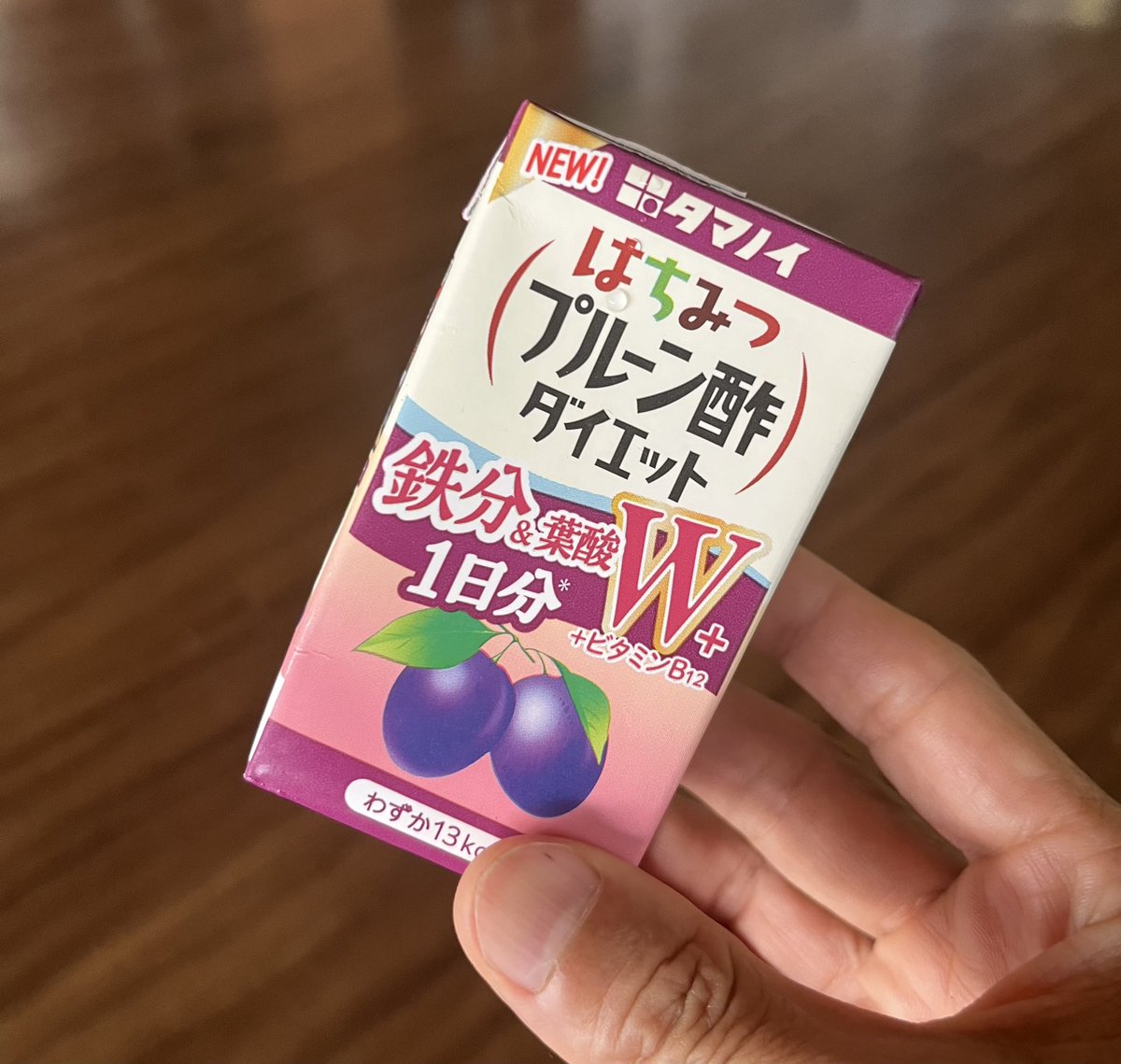 koya36271's tweet photo. 6/28(日)午後 クラブ練🏃‍♂️
60分 jog 11.3km

本来はVO2max系の練習予定でしたが、午前中のコンディションの悪さを考えて無理せずjogに変更しました。

朝は補給不足もあって身体が重く、後半は動きも悪くなっていましたが、ご飯をしっかり食べて昼寝したら、午後はかなり回復していました😊

練習だけでなく、補給や回復の大切さを改めて実感した一日でした💪

差し入れにプルーン酢をいただきました✨

#ランニング #クラブ練 #回復ラン #北海道マラソン