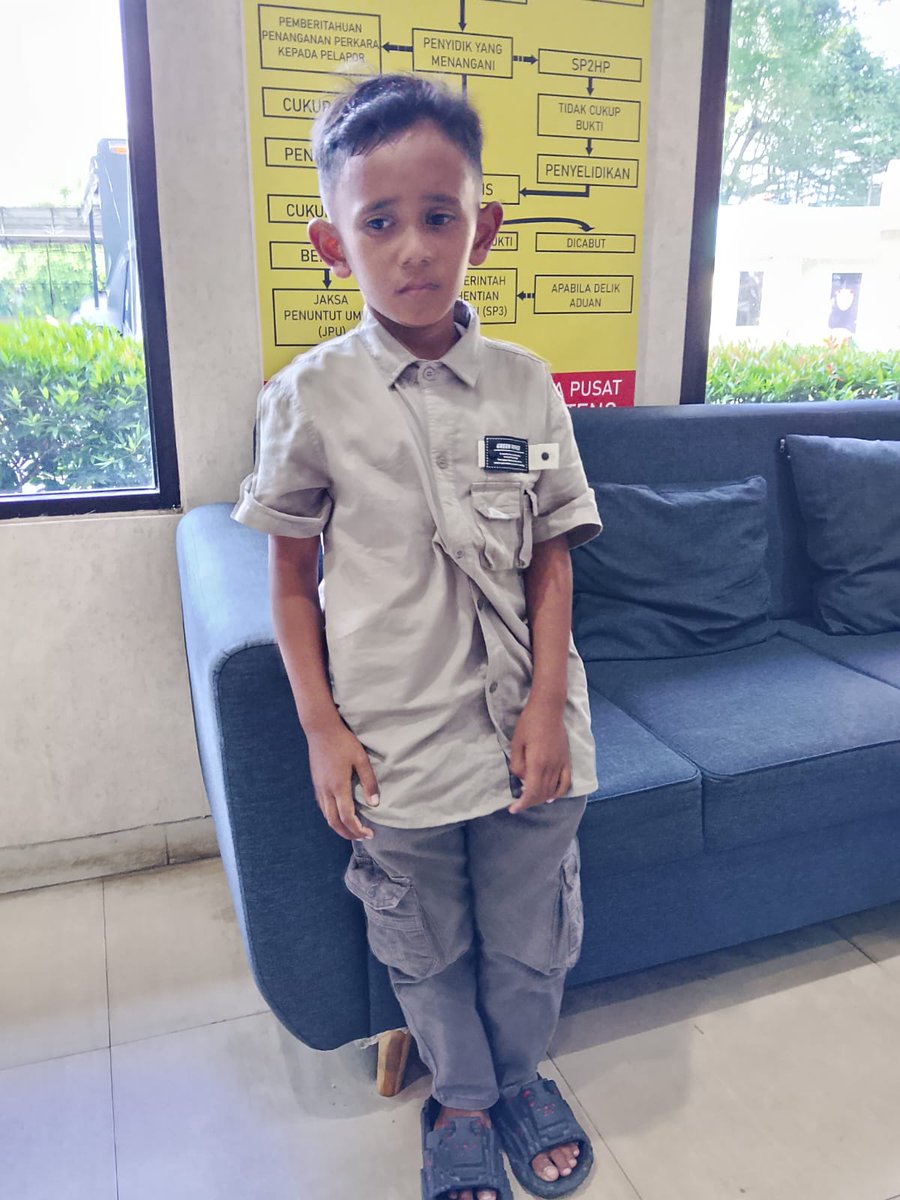 TMCPoldaMetro's tweet photo. 16.21 Telah ditemukan anak yang terpisah dari pengawasan orang tuanya di samping jalan Hotel Mandarin dan diantar ke Polsubsektor Thamrin oleh Petugas Security, selanjutnya diantar ke Polsek Metro Menteng. Menurut keterangannya naik bus dengan orang tuanya  Keterangan : HAMDI KUSUMA , 2 SD 8 Tahun, Bapak : IMAM, Ibu : AINUR CAHYATI. bagi yang mengenali anak tersebut dapat menghubungi atau mendatangi Polsek Metro Menteng untuk informasi lebih lanjut.