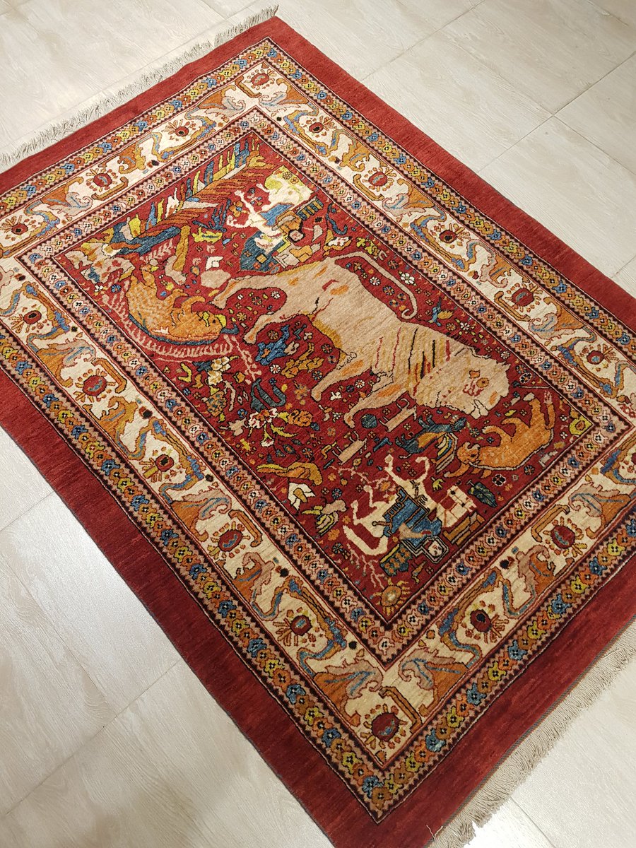 luckrug's tweet photo. تصویربافی در قالیچه‌های عشایری، انتزاعی یا تخیلی است و فی‌الواقع تصور بافنده از آن شیئ یا حیوان یا مفهوم است. و نبایستی با واقعیت قیاس شود.
گاهی تخیلاتِ زنانِ بافندهٔ عشایری، مبهوت‌کننده و منحصربفرد از آب درمیاد. 
#نگارخانه_لاک
#قشقایی
#عشایر https://t.co/GTbDQQOKAJ
