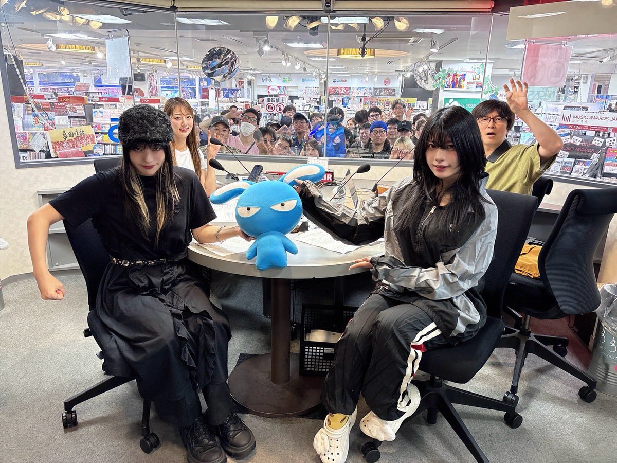 CYNHN_DS's tweet photo. #NACK5 #カメパ にCYNHN(スウィーニー)から青柳透／綾瀬志希がゲスト生出演お邪魔しました！大勢の方が観覧に来てくださり感謝です！ありがとうございました！

明日は恵比寿LIQUIDROOMにて、19:00開演9周年ワンマンライブ開催ですー！

▽チケット
https://t.co/50SimhXzzU https://t.co/NrxBYA6VRR
