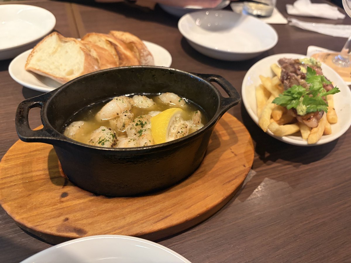 EXnigeru's tweet photo. アヒージョとラム肉だじょ https://t.co/wbZxHj4x4m
