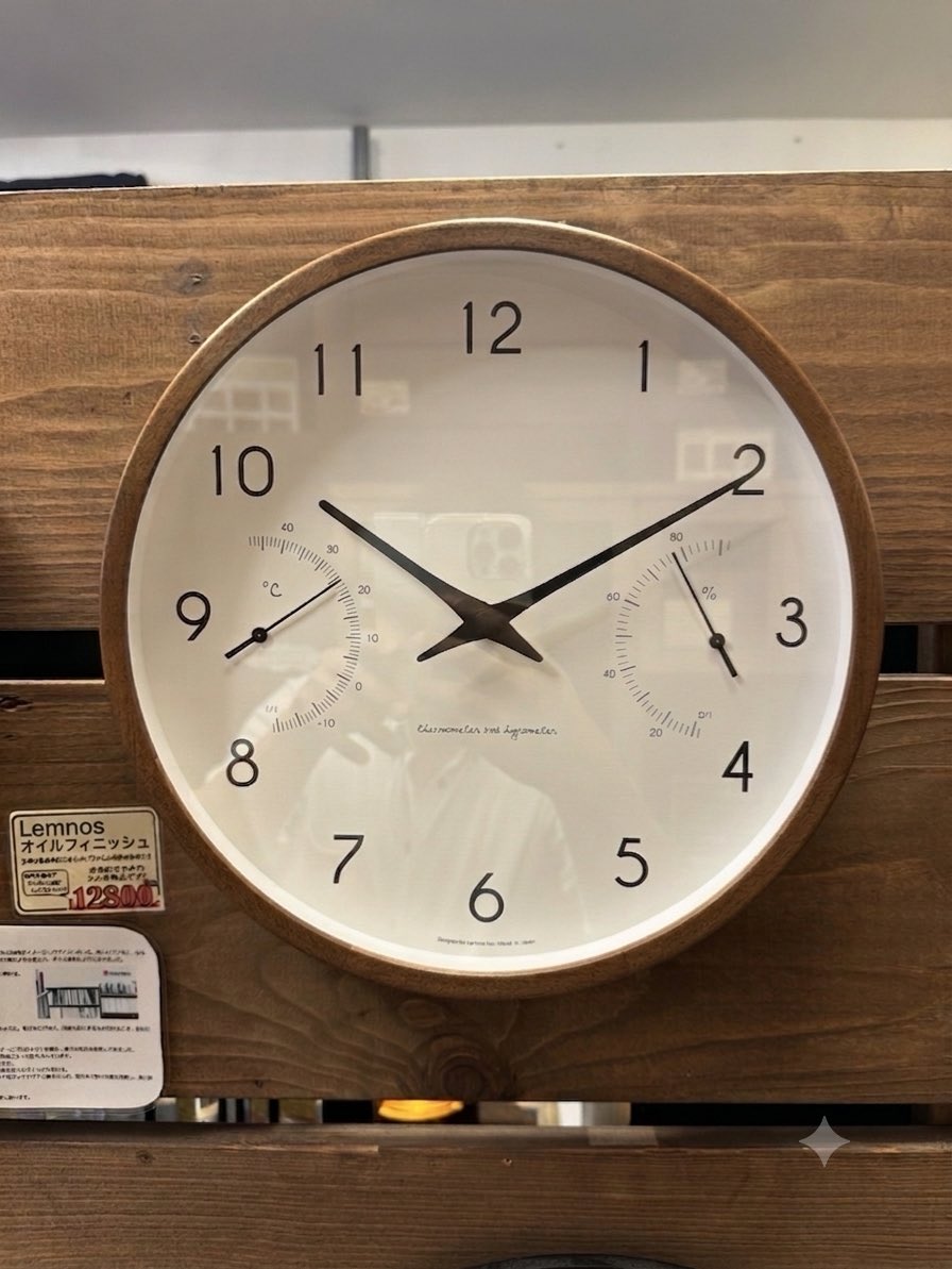 kagunousui's tweet photo. 【新入荷】お部屋の環境もサクッとチェックできる！温湿度計付きの木製クロック🕰️

木の温もりを感じる、綺麗なブラウンの木目フレームがおしゃれな掛け時計が新しく入荷したよ！

この時計のイチオシポイントは、文字盤に「温度計」と「湿度計」がスッキリとデザインされているところ。
時間を確認するついでに、お部屋の空気の状態もひと目でチェックできちゃいます🌿

これからの季節、エアコンの温度調整や体調管理、快適なお部屋づくりにすごく役立つよ👍
シンプルで見やすい文字盤だから、リビングにも寝室にもぴったり！

カラー： ブラウン

価格： 12,800円

どんなインテリアにもスッと馴染む、飽きのこないデザイン。
武蔵小山にお越しの際は、ぜひお店で実際の木の質感やサイズ感を見てみてね😊

#家具のウスイ #武蔵小山 #パルム商店街 #新入荷 #インテリア雑貨 #掛け時計 #壁掛け時計 #ウォールクロック #温湿度計 #木製インテリア #お部屋づくり #心地よい暮らし