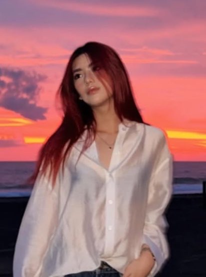 mikhwave's tweet photo. nothing changed… she’s still attractive af ! https://t.co/Osajn0KCUr