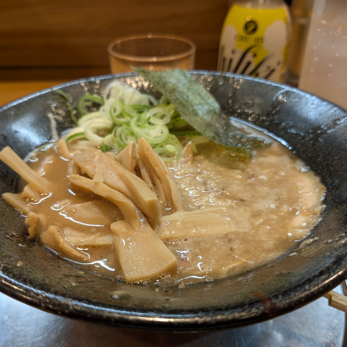 RayIBFdivision's tweet photo. 昼過ぎに大先生から連絡があって次の仕事までにﾗｰﾒﾝ行くやで！と迎えに来てもらって近場のﾗｰﾒﾝ
ここ豚骨なんだけど大先生曰わく「天一やな」とのことでした
ちな、ﾊｰﾌｻｲｽﾞでｼﾅﾁｸﾄｯﾋﾟﾝｸﾞ https://t.co/6kpC8DrW6H