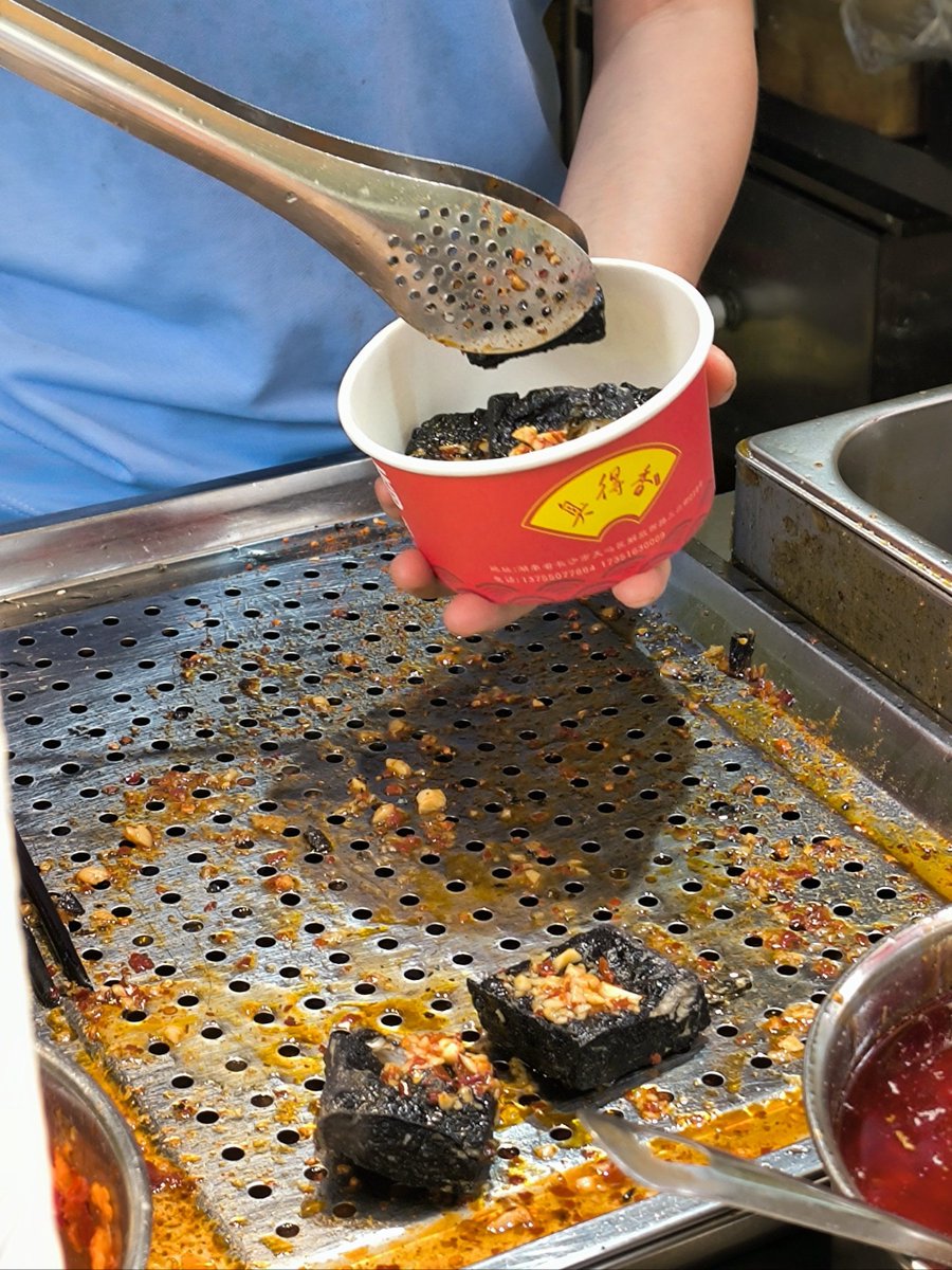 AbrahamMoudjeb's tweet photo. Late-night snack pick: crispy fried stinky tofu, hot and savory with a hint of spice—perfect to beat the midnight craving! ， https://t.co/q8JRpU6Mhg