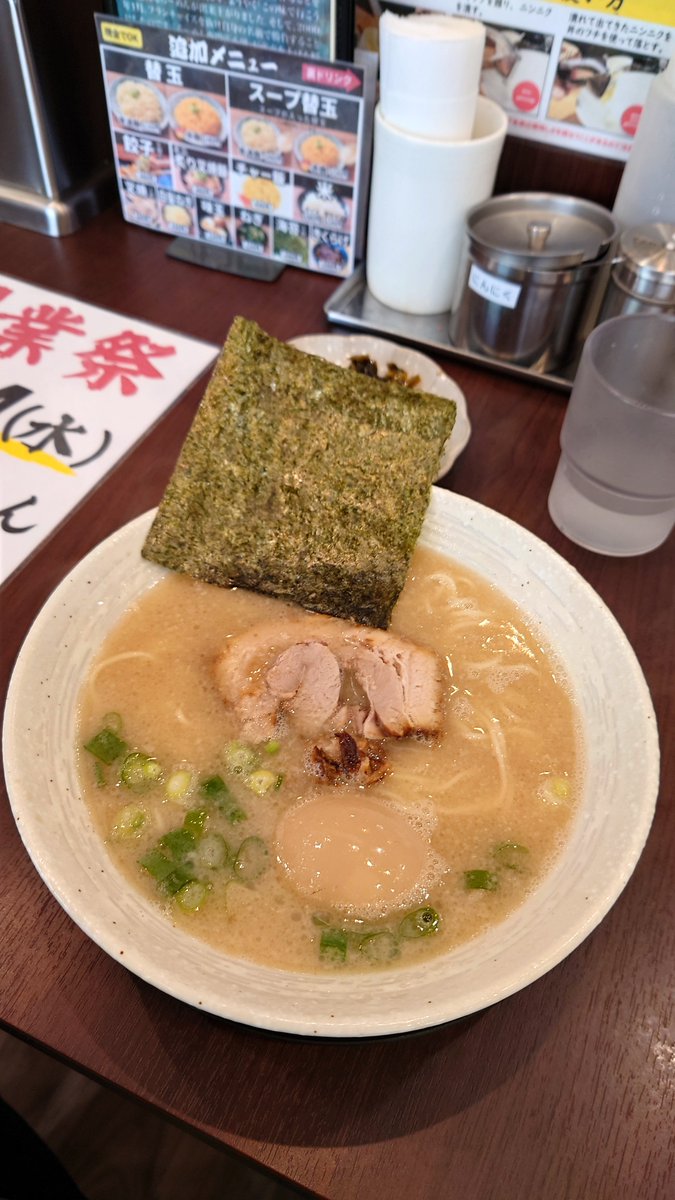 syunchi5's tweet photo. 先週水曜日のお話。小川ラーメン系列で行われている創業祭。ラーメン１杯600円ということでこれは行かなければということでラーメン専門店小川129号店さんへ。昨今1000円、2000円超えは当たり前の中この価格で６月の１か月間食べられるって涙がでてきます(笑)美味しかった～値段も含めて(^^♪ https://t.co/pzL10yQXe5