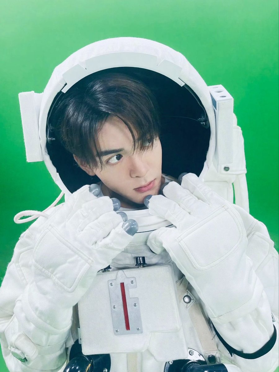 zsxarchives's tweet photo. During his performance, #ZengShunxi walked over to the astronaut on stage and gave the astronaut a hug. It felt like he was hugging the childhood dream he had carried in his heart for so long. 

Although he never became an astronaut, life took him even farther. Instead of reaching the stars, he found a place in the hearts of thousands and even millions of people who love him. 🧡

#JosephZeng #曾舜稀