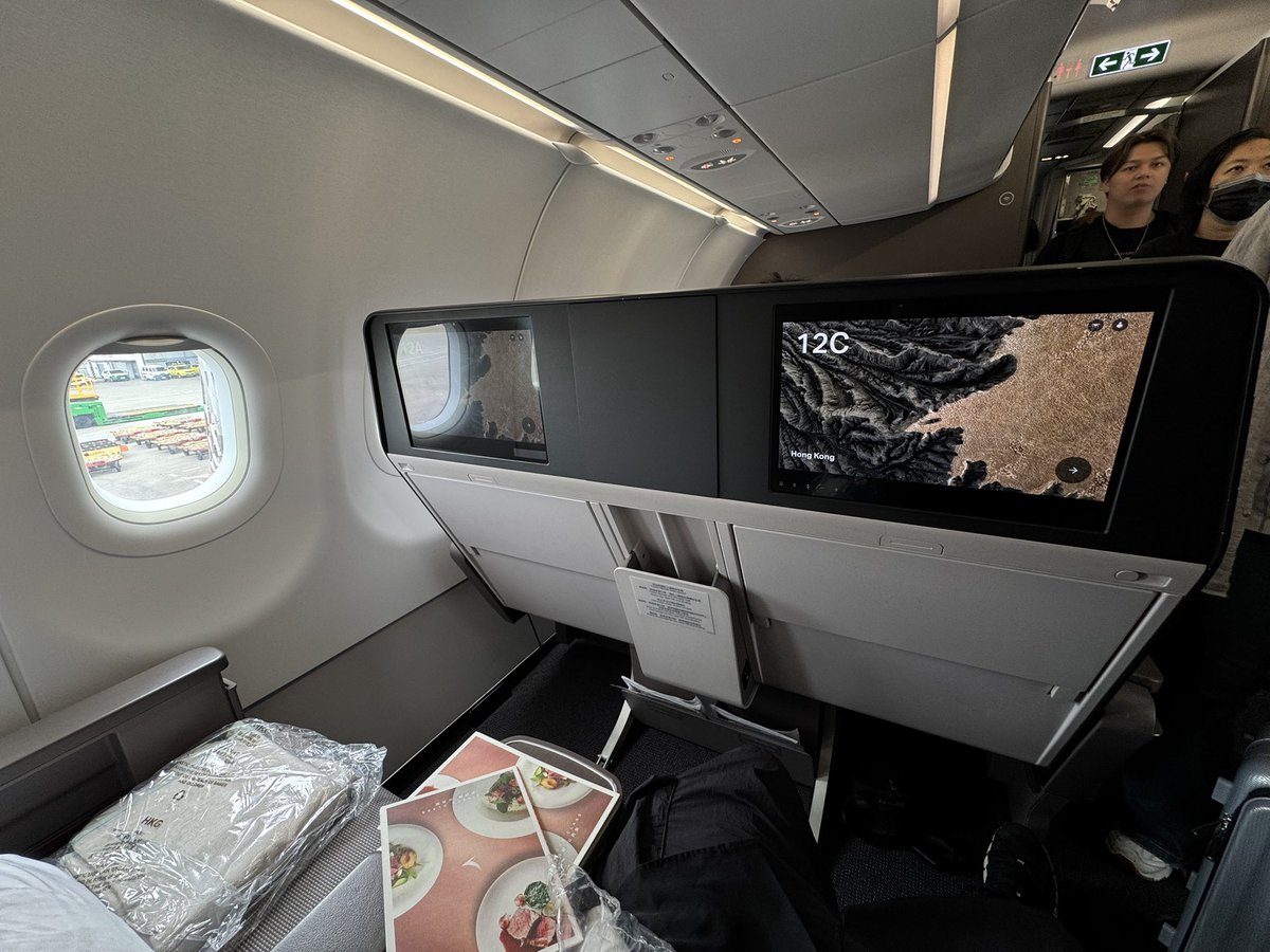 akiramujina's tweet photo. なまぐさ修行僧、本日はマンゴーのかほりを漂わせながら搭乗です。
A330-300の夜便のはずがA321neoの昼便になってしまったけど、短距離なのでこれはこれで冇問題です。
(@ CX423 KHH-HKG / Cathay Pacific in 小港區, 高雄市) https://t.co/iwNiil3LuC