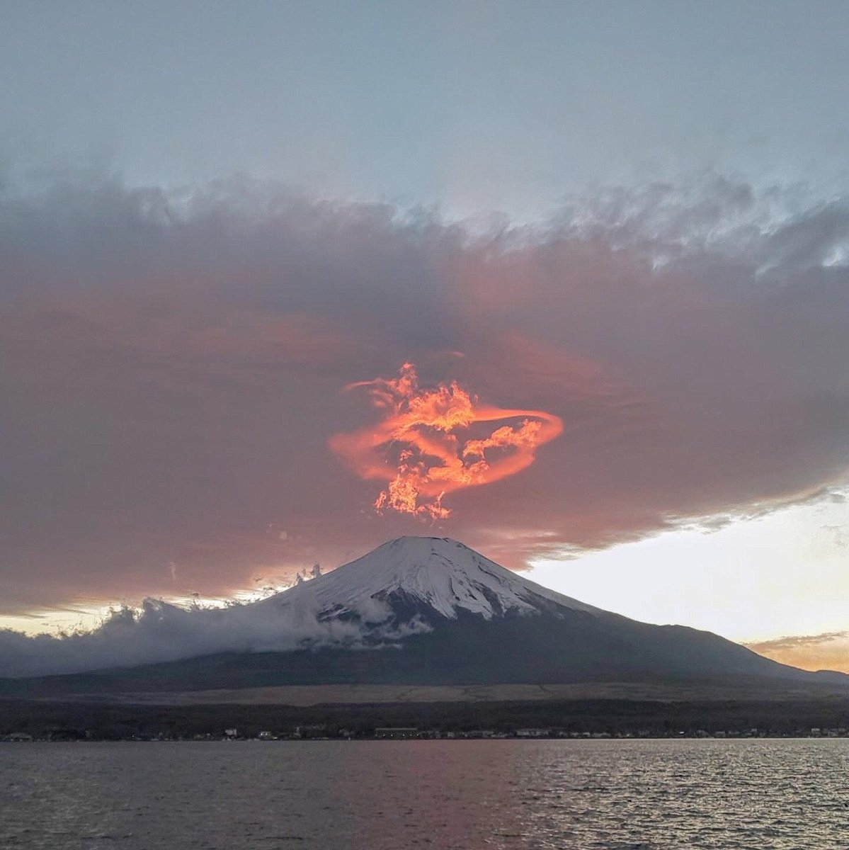 heyshipz's tweet photo. 1 year of GOOD LUCK for those who don't ignore DRAGON like cloud over mount fuji at sunrise. https://t.co/k76rFjrth5