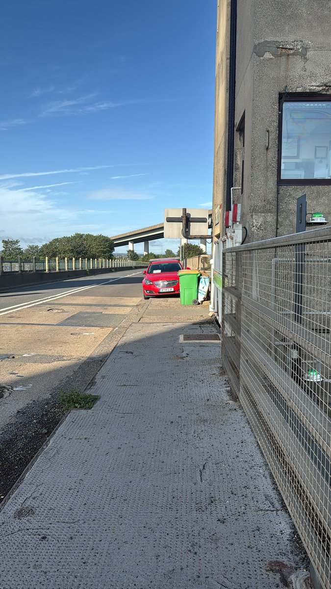 _davelucas's tweet photo. @networkrail being all island bound traffic is having to use the #kingsferrybridge today why do you still have to park on it when there’s an adequate road a few hundred yards away. Hope no #public get run over due to yr #neglegence #healthandsaftey https://t.co/FrgX4gyP9t
