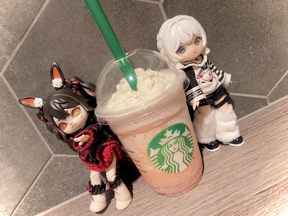 fuu002020's tweet photo. スタバのピーチフラペチーノ美味🍑

#リロロ
#ボニーバニー https://t.co/LLjsW0plmh