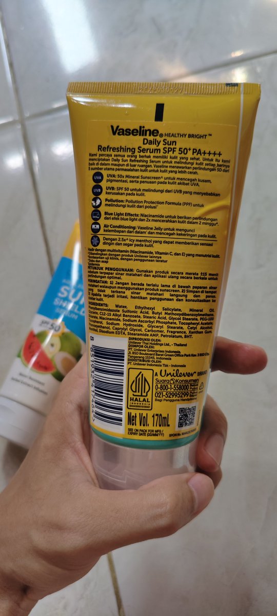 pangeranarry's tweet photo. @hrdbacot #Lapakcot izin mincot mau jual vaseline &amp; azarine body sunscreen ini, masih segel, dijual karena ga cocok. lok jkt. vaseline 60k azarine 50k aja, thanks mincot https://t.co/Egoe5N0Rwb