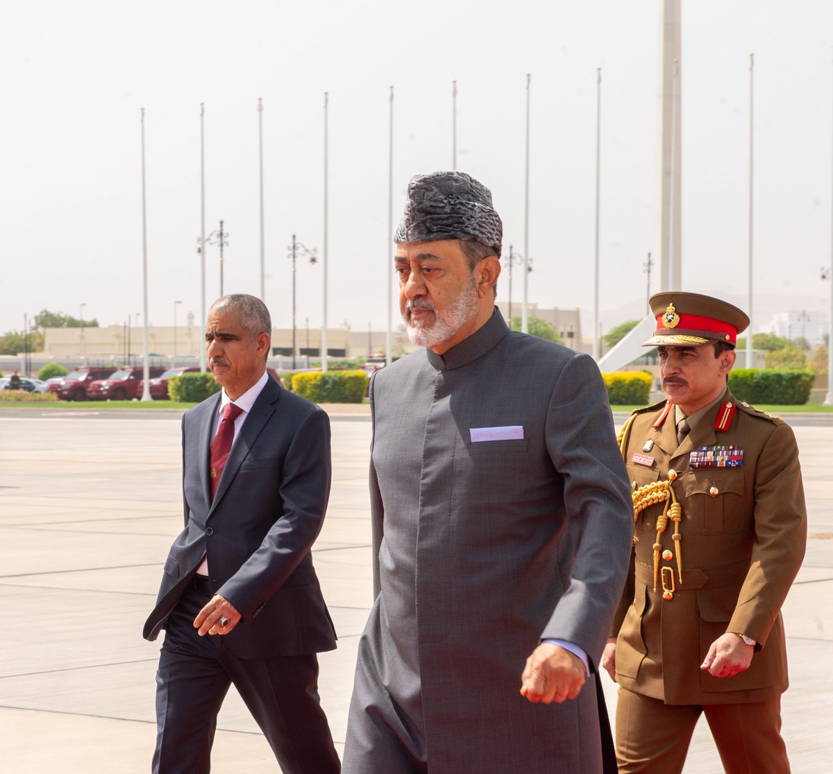 RoyalOmanFamily's tweet photo. #عاجل /

مُحاطًا برعايةِ اللهِ، جلالةُ السُّلطان المُعظّم /حفظهُ اللهُ ورعاهُ/ يُغادرُ البلاد مُتوجّهًا إلى الجُمهوريّة الفرنسيّة الصّديقة في زيارةٍ "رسميّةٍ" تستغرقُ يومين. https://t.co/4u1TboBMnJ