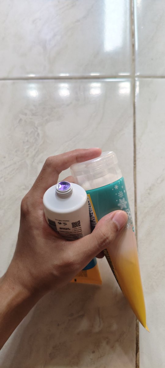 pangeranarry's tweet photo. @hrdbacot #Lapakcot izin mincot mau jual vaseline &amp; azarine body sunscreen ini, masih segel, dijual karena ga cocok. lok jkt. vaseline 60k azarine 50k aja, thanks mincot https://t.co/Egoe5N0Rwb