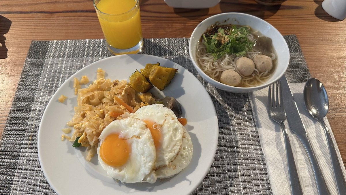 LOSSONIN's tweet photo. ホテルの朝ごはん。東南アジアの料理って朝から胃もたれしそうでどうかなんと思ったけど味付け美味しいわ
やっぱりタイ料理っていうのは日本人の口にもあいますな https://t.co/aJ5kRaSG9t