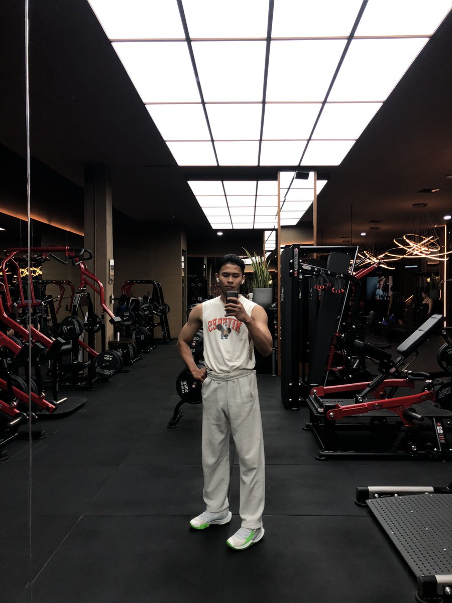 karduninyhead's tweet photo. hidupnya hanyalah kerja, gym, belanja🥲 https://t.co/Z75c1h4aQ9