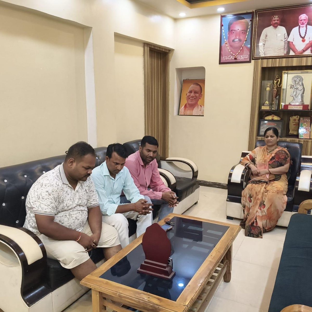 SanjuDeviMLA's tweet photo. आज टाण्डा विधानसभा क्षेत्र के शक्ति केंद्र हरिनगर, बूथ संख्या 111 पर आदरणीय प्रधानमंत्री श्री नरेंद्र मोदी जी के लोकप्रिय मासिक रेडियो कार्यक्रम 'मन की बात' के 135वें संस्करण को कार्यकर्ताओं एवं स्थानीय नागरिकों के साथ सुना।

अपने संबोधन में आदरणीय प्रधानमंत्री जी ने अंधविश्वास से विश्वास की यात्रा, जनभागीदारी, खेल संस्कृति, युवाओं की ऊर्जा तथा नागालैंड सहित देशभर में हो रहे प्रेरणादायी नवाचारों का उल्लेख करते हुए समाज को सकारात्मक सोच एवं राष्ट्र निर्माण के लिए प्रेरित किया।

जन-जन की भागीदारी, विकसित भारत की सबसे बड़ी शक्ति है।

@mannkibaat @narendramodi @PMOIndia @PMOIndia @myogiadityanath