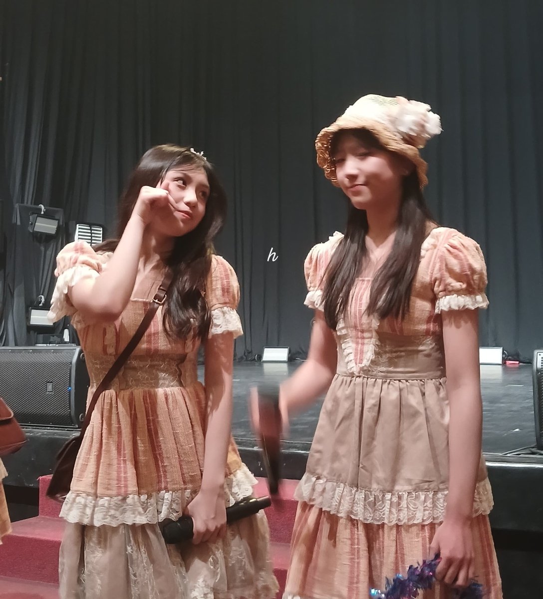 halhwmm's tweet photo. lupa kalo ada ni foto
lucu banget sih adek kakak ini🤏🏻 @Michie_JKT48 @Gracie_JKT48 https://t.co/euJkCjs0FE