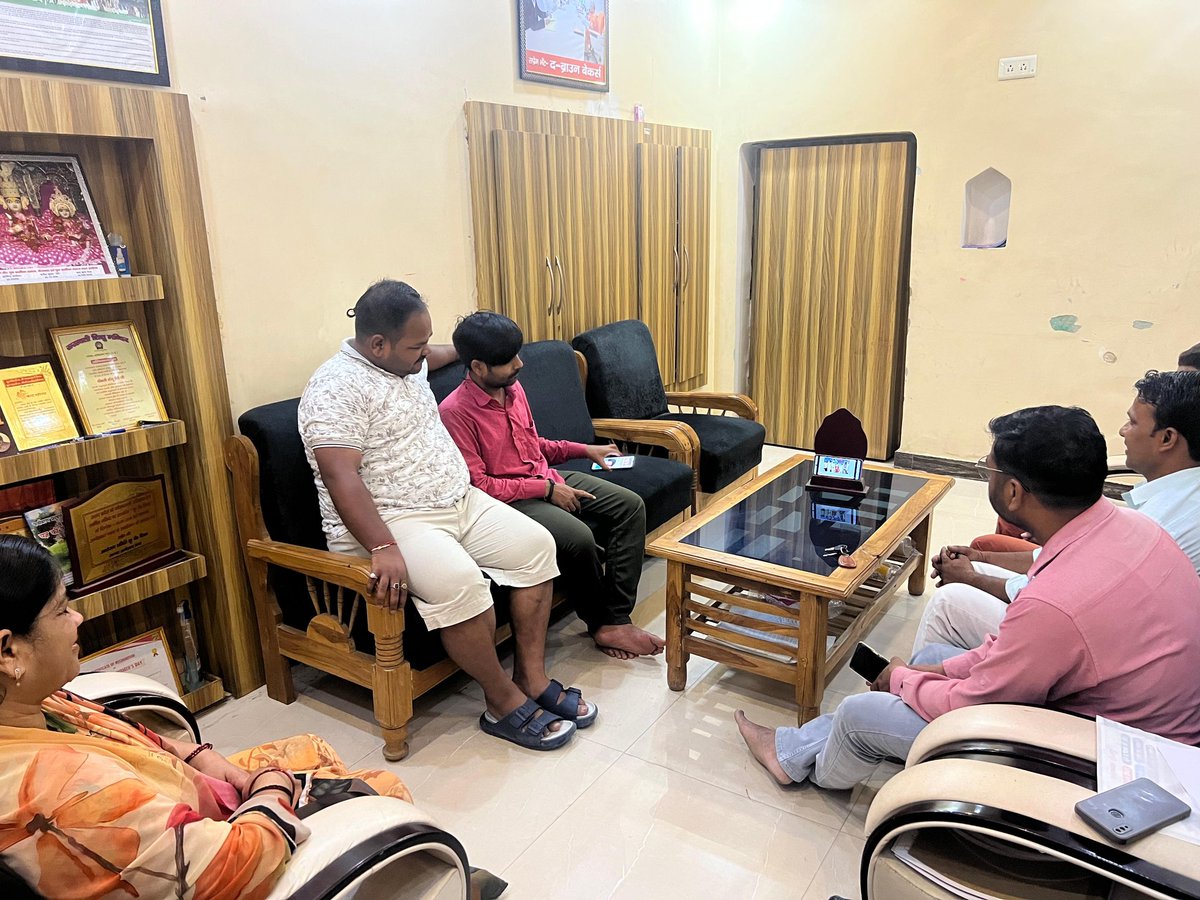 SanjuDeviMLA's tweet photo. आज टाण्डा विधानसभा क्षेत्र के शक्ति केंद्र हरिनगर, बूथ संख्या 111 पर आदरणीय प्रधानमंत्री श्री नरेंद्र मोदी जी के लोकप्रिय मासिक रेडियो कार्यक्रम 'मन की बात' के 135वें संस्करण को कार्यकर्ताओं एवं स्थानीय नागरिकों के साथ सुना।

अपने संबोधन में आदरणीय प्रधानमंत्री जी ने अंधविश्वास से विश्वास की यात्रा, जनभागीदारी, खेल संस्कृति, युवाओं की ऊर्जा तथा नागालैंड सहित देशभर में हो रहे प्रेरणादायी नवाचारों का उल्लेख करते हुए समाज को सकारात्मक सोच एवं राष्ट्र निर्माण के लिए प्रेरित किया।

जन-जन की भागीदारी, विकसित भारत की सबसे बड़ी शक्ति है।

@mannkibaat @narendramodi @PMOIndia @PMOIndia @myogiadityanath