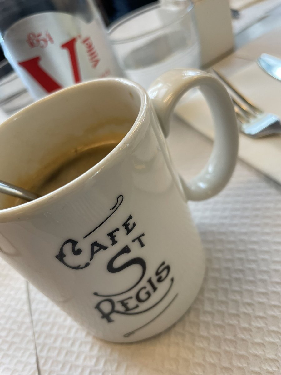 acochibi's tweet photo. 撮影の合間にいただいたクレームブリュレに、移動中にいただいたフォカッチャサンド。

ホテルからエッフェル塔が見えて、エッフェル塔を眺めながらいただいたクロワッサンも最高でした！

#PCCF26 https://t.co/ZsscIfs2WM