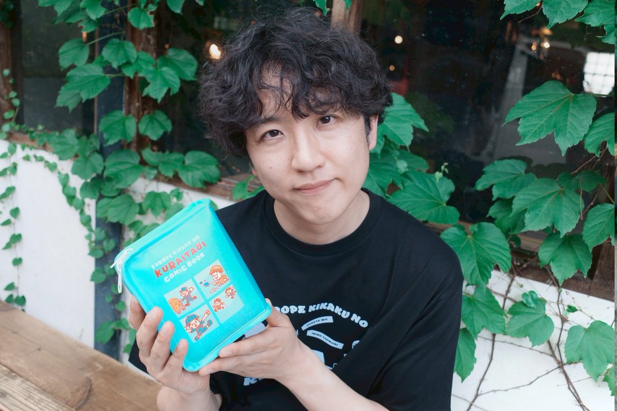 leftchild's tweet photo. 旅くんぬいが完売してしまった！Tシャツもアクキーも手に入れてほしいのだけど、さこはこのマルチポーチがほしすぎる。結局ポーチは使える。数年前に出したメッシュポーチもずっと使っている。シンプルなカバンであればあるほど、カバンの中はカラフルがいい。ポーチぜひ！
#暗い旅キャンプ #暗い旅 https://t.co/W4Pzh1FOY3