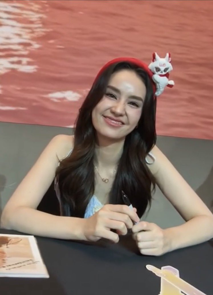 JaynaPHOfficial's tweet photo. Omgggg ang cuteeee! Jayna with Jewel headband… 🤭 

📸 thanatntf &amp; Northstar 

GINJAY FIRST TH FANSIGN
#FirstFansignGINJAY https://t.co/IVtZdvfKmL