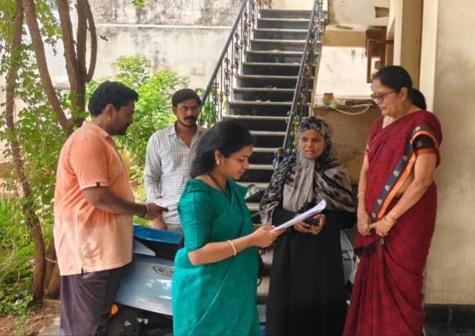 CollectorM18388's tweet photo. స్పెషల్ ఇంటెన్సివ్  రివిజన్(సర్) కార్యక్రమంలో భాగంగా స్పెషల్ క్యాంపెయిన్ డే సందర్భంగా మార్కాపురం పట్టణంలోని తర్లుపాడు రోడ్డు లోని నీళ్ల ట్యాంక్ ఏరియా,పూల సుబ్బయ్య కాలనీ ప్రాంతాల్లో ఎన్యూమరేషన్ డిజిటలైజేషన్ ప్రక్రియను పరిశీలించిన జిల్లా కలెక్టర్ శ్రీమతి ఎం.విజయ సునీత గారు... https://t.co/9OV7QdfWsQ