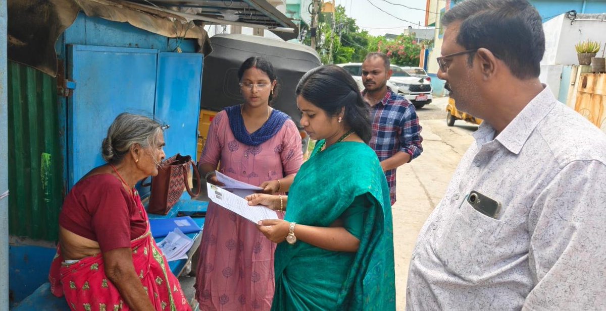 CollectorM18388's tweet photo. స్పెషల్ ఇంటెన్సివ్  రివిజన్(సర్) కార్యక్రమంలో భాగంగా స్పెషల్ క్యాంపెయిన్ డే సందర్భంగా మార్కాపురం పట్టణంలోని తర్లుపాడు రోడ్డు లోని నీళ్ల ట్యాంక్ ఏరియా,పూల సుబ్బయ్య కాలనీ ప్రాంతాల్లో ఎన్యూమరేషన్ డిజిటలైజేషన్ ప్రక్రియను పరిశీలించిన జిల్లా కలెక్టర్ శ్రీమతి ఎం.విజయ సునీత గారు... https://t.co/9OV7QdfWsQ