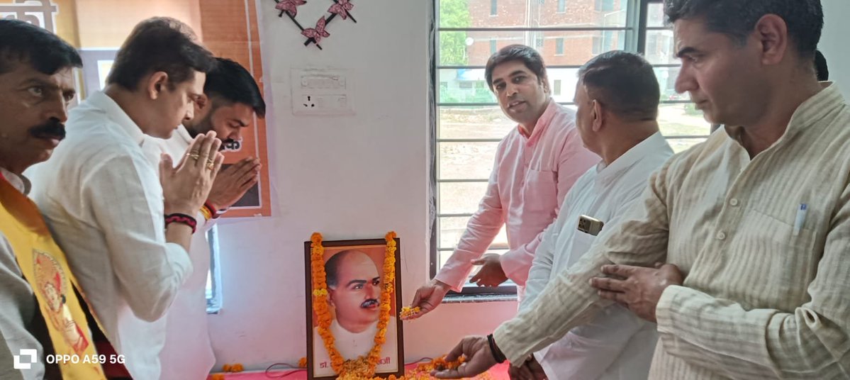 iabhishek4bjp's tweet photo. आज सूरजपुर मंडल के बूथ संख्या 711 पर बूथ कार्यकर्ताओं के साथ बैठक कर संगठनात्मक विषयों एवं आगामी कार्यक्रमों को लेकर विस्तार से चर्चा की। बूथ पर संगठन की बैठक हुई तथा डॉ. श्यामा प्रसाद मुखर्जी जी के चित्र पर पुष्प अर्पित कर उन्हें श्रद्धापूर्वक नमन किया। साथ ही माननीय प्रधानमंत्री श्री @narendramodi जी के नेतृत्व में चल रहे 'एक पेड़ माँ के नाम' अभियान के अंतर्गत पौधारोपण कर पर्यावरण संरक्षण का संदेश दिया। सभी कार्यकर्ताओं से बूथ को और अधिक सशक्त एवं सक्रिय बनाने का आह्वान किया। संगठन की मजबूती ही हमारी सबसे बड़ी शक्ति है।

#BJP #Booth711 #SurajpurMandal #EkPedMaaKeNaam #BoothSashaktikaran #DrShyamaPrasadMukherjee @BJP4UP
