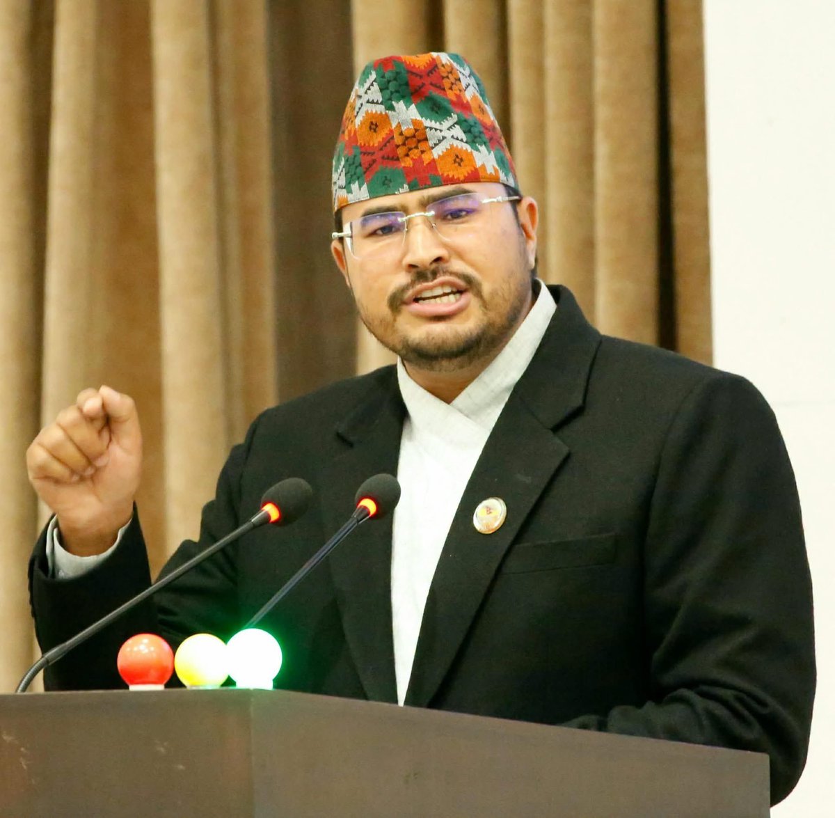 RONBupdates's tweet photo. MP Gyanendra Shahi regarding the draft of traffic fine says, "सरकारले अहिले पछिल्लो पटक ट्राफिक नियम उल्लं'घन गर्नेहरूलाई कडा कानुनी स'जाय गर्ने भनेर एउटा चर्चा ल्याएको छ।.. यदि नागरिकले १ लाख रुपैयाँ जरि'वाना तिर्छन् भने, राज्यले तपाईँको यदि २४ घण्टा भित्र बाटोमा खाल्डो मात्र भेटियो भने १ लाख जरि'वाना राज्यले तिर्ने। ट्राफिक बत्ती बिग्रेको अवस्थामा नबनाएमा १ लाख तिर्ने। ट्राफिक प्रहरीले रुखो व्यवहार गरेमा ५० हजार तिर्ने। राति सडकमा बत्ती बिग्रेमा ५० हजार तिर्ने। ट्रायल पास भएको सात दिनभित्र लाइसेन्स आएन भने ५० हजार तिर्ने र तपाईँको यदि कुनै पनि नागरिकलाई सडकमा खाल्डो भएर, सडकको अवस्था बिग्रेर सवारी दुर्घ'टना भयो भने सम्बन्धित निकाय र ठेकेदार कम्पनीलाई मु'द्दा चलाउने कानुन ल्याउनका लागि कानुन मन्त्रीज्यूलाई म संसद् मार्फत अपिल गर्न चाहन्छु..।"
