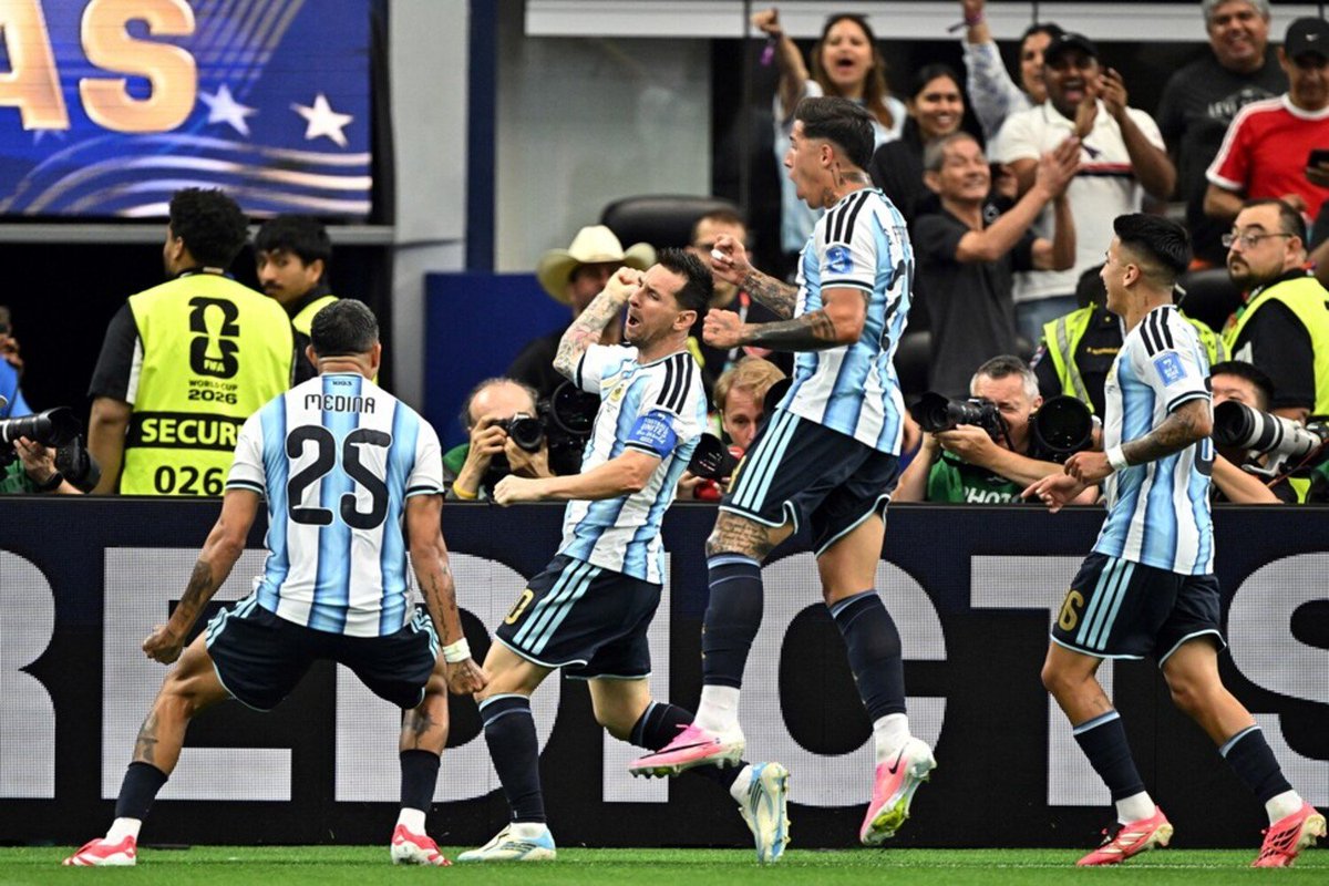 EverCabralDBZ's tweet photo. @Lodicelaluna @Ajonatanjf @Argentina @emartinez Los pantalones y medias de la titular son azules (los usamos contra Austria) https://t.co/w6N3foVzjb