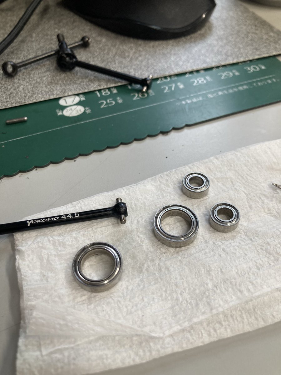 RdJZX81mk2's tweet photo. SD2.0改LTSの駆動側にロズウェルオイルのサンプル品を注入💉
MD3.0、SD3.0のフロントもロズウェルオイル☺️
ちょっとチャリチャリ言ってる要交換なベアリングでも回してくれちゃうから、製品版も買わなきゃ😁
#ロズウェルオイル
#ROSWELLOIL
#ベアリングオイル
#ラジコン
#ラジドリ https://t.co/XI26ZAYwMH