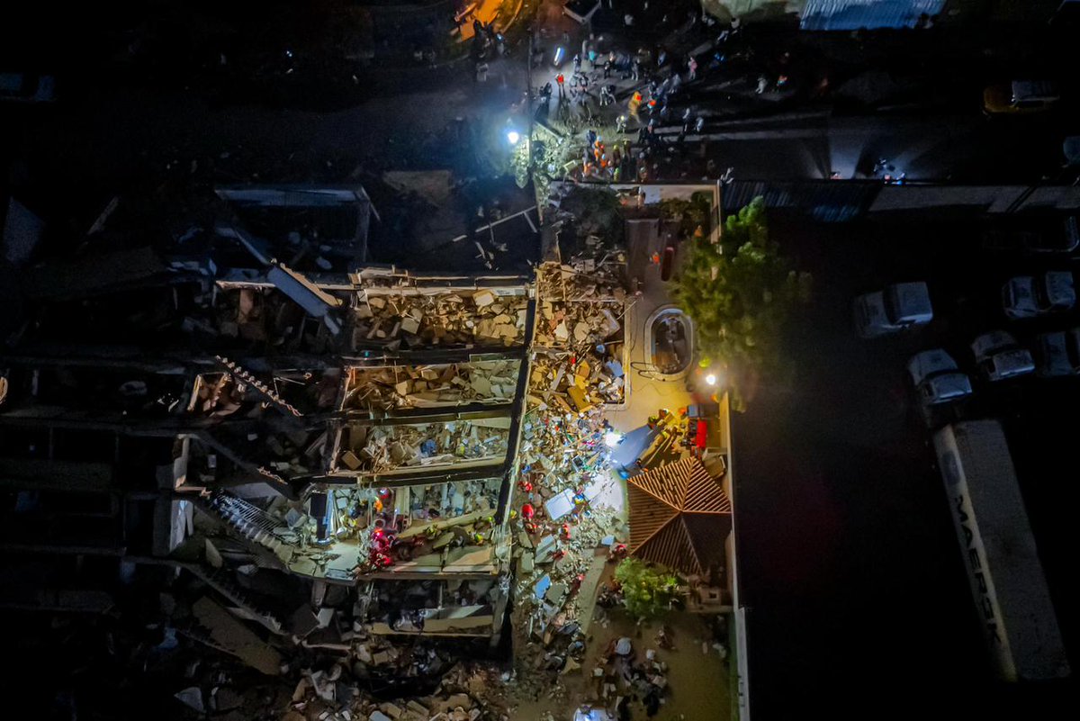 NoticieroSLV's tweet photo. En Venezuela, dos equipos de rescatistas salvadoreños continúan las maniobras de rescate en las Residencias Breogan para liberar a Belkys Barreto, quien permanece atrapada bajo los escombros del edificio.

Las labores avanzan con extrema precaución debido a la inestabilidad de la estructura y las complejas condiciones del lugar.
