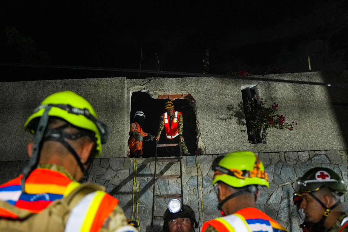 NoticieroSLV's tweet photo. En Venezuela, dos equipos de rescatistas salvadoreños continúan las maniobras de rescate en las Residencias Breogan para liberar a Belkys Barreto, quien permanece atrapada bajo los escombros del edificio.

Las labores avanzan con extrema precaución debido a la inestabilidad de la estructura y las complejas condiciones del lugar.