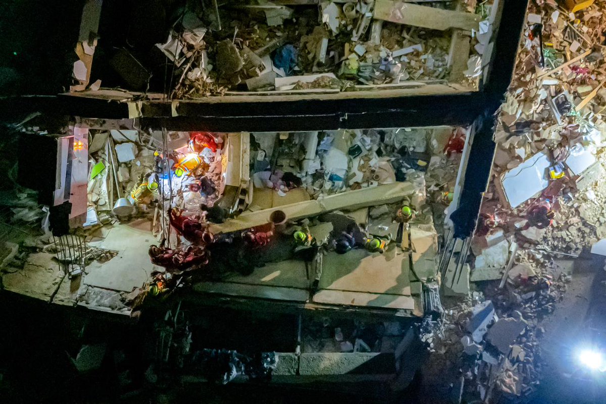 NoticieroSLV's tweet photo. En Venezuela, dos equipos de rescatistas salvadoreños continúan las maniobras de rescate en las Residencias Breogan para liberar a Belkys Barreto, quien permanece atrapada bajo los escombros del edificio.

Las labores avanzan con extrema precaución debido a la inestabilidad de la estructura y las complejas condiciones del lugar.