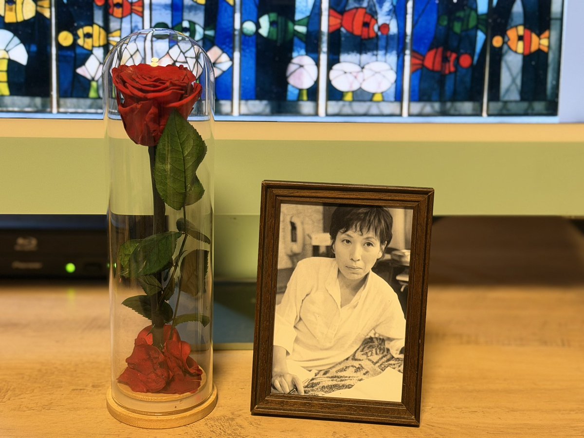 kaerujun's tweet photo. 本日6月28日は吉原幸子の誕生日なのでホントはバラの花を持って墓参りに行かなくてはいけないのですが、近日の私の入院（特発性大腿骨壊死由来の人工股関節手術・左脚）準備のため、今年はパスさせてもらいました。ごめんよ母。 https://t.co/42Af2LPlIr