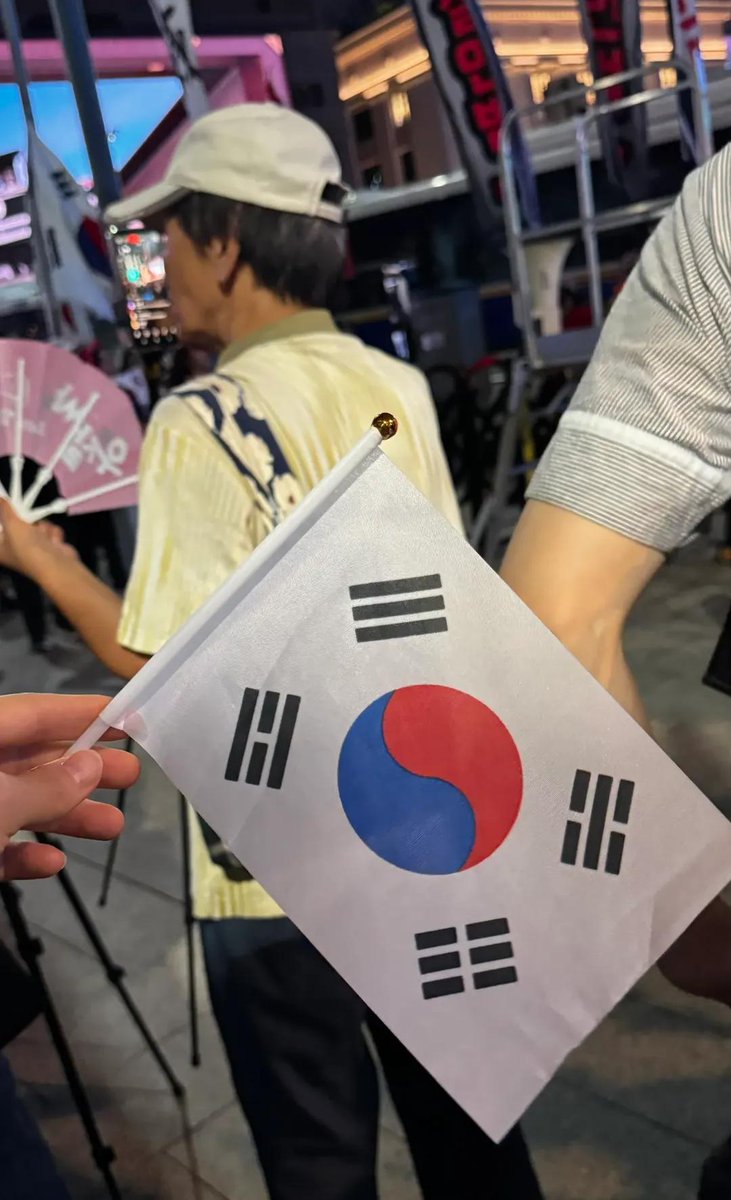 captinkang38's tweet photo. 용감한 여성분 적극 공감하고 응원합니다.

절친에게 우밍아웃후 거리두기 당하고,
페미후배에게 이승만대통령님 얘기한 후 소문나고,
친한 선배에겐 너 계엄옹호 하냐며 발작후 손절당하고,
믿었던 지인에겐 면전에서 극우소리를 들은 올해 여름.

내 세대 내 성별, 페미니즘 때문에 전멸인거 알지만 그래도  갑자기 좀 외로워진 이 여름 쉽지않았다
북공 지령으로 세대갈라치기 성별갈라치기 당한거라고 아무리 설명해도 나보고 현실을 살래. 

내 현실에선 다들 샤이보수인거지? 
여자 샤이보수들아, 우리나라 망하기 직전인것 같은데 이제 그만 다들 우밍아웃하고 서로서로 친구하자 우린 서로가 필요해
멸공.

스레드펌)
https://t.co/S7vX1nwjQg