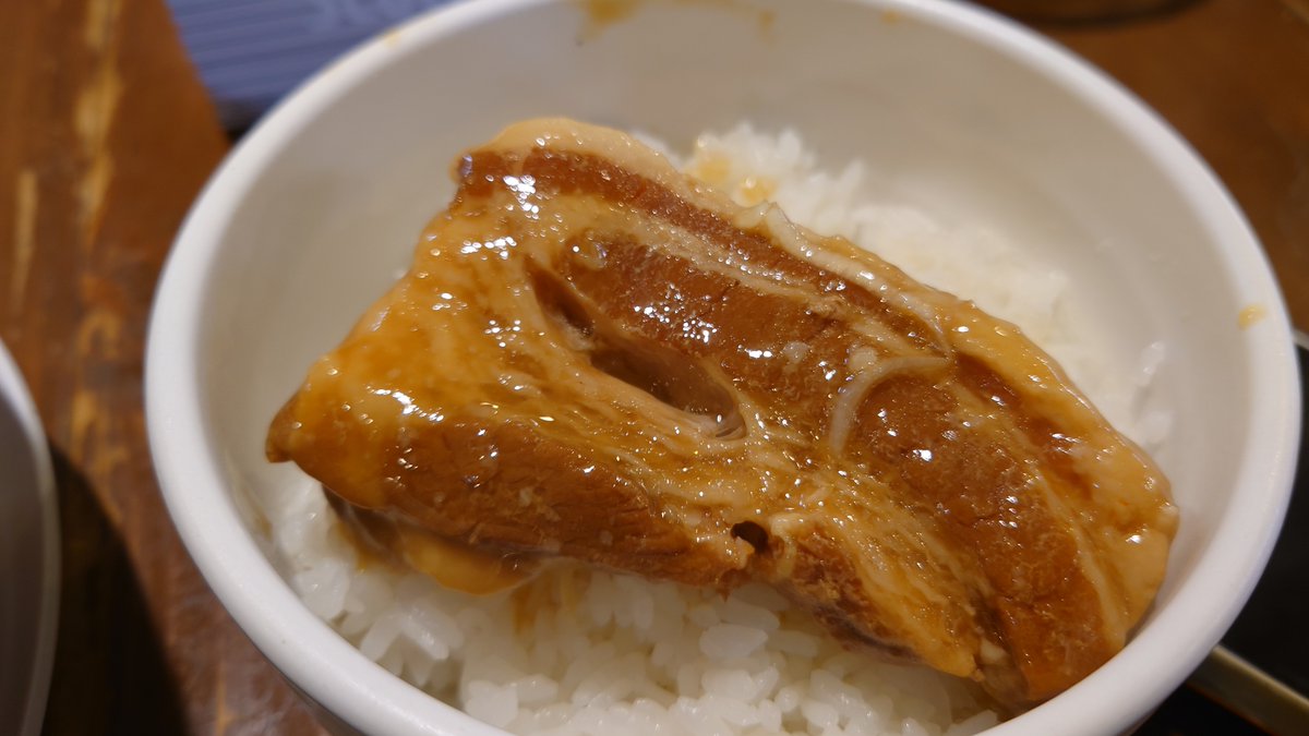 syunchi5's tweet photo. 神奈川県は平塚にあります「拉麺 汁力」さんに行ってきました。久しぶり。ここに来ると角煮は外せませんよね。とろみ角煮味玉らーめんに角煮追加。トロットロの角煮がダブル。ご飯がすすみます(笑)スープは醤油とんこつで麺によく絡みます。アクセントで辛ネギを追加しシャキ辛で味しかったぁ(^^♪ https://t.co/psqB0TOI8R