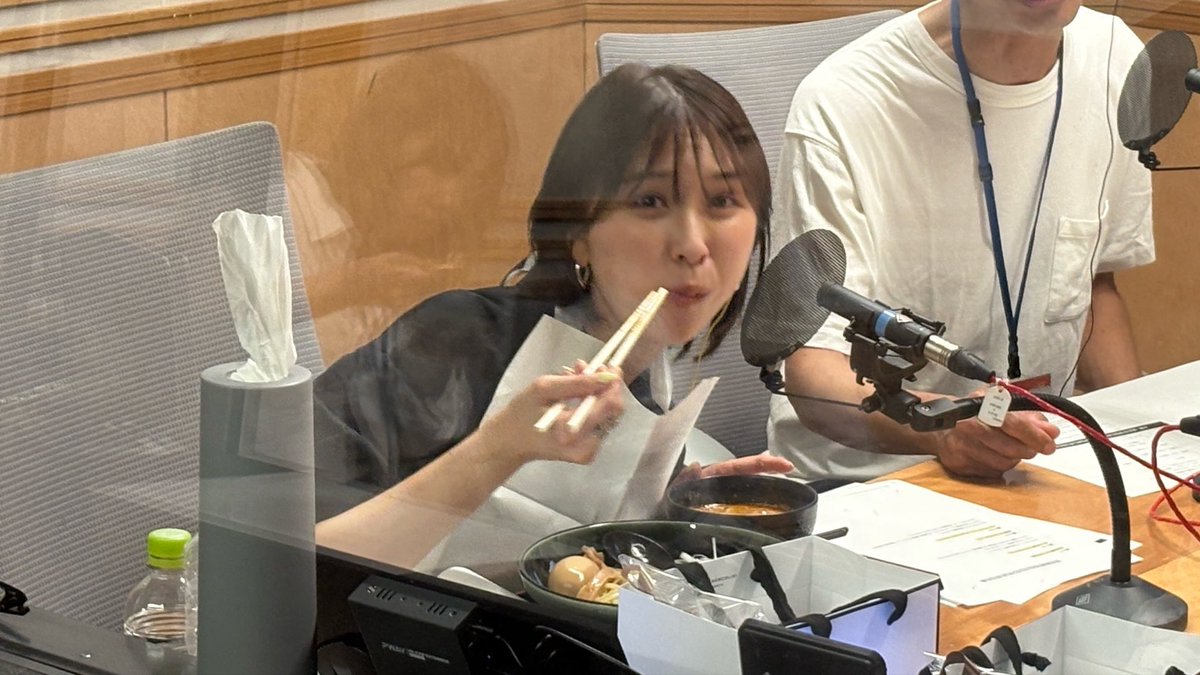 momoclo_punch's tweet photo. ももクロが全員30代に突入した6月最後の #ももクロパンチ
今日はしおりんが古いネタをいつまでも擦る #ももクロパンチ💜 にイエローカード🟨⁉️
日本のＷ杯決勝トーナメント進出を祝いながらの #ももクロパンチ はこの後17時より　#文化放送 にて⚽️📻 https://t.co/JBpSu2FsSq