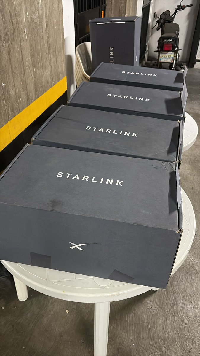rauljoseotero's tweet photo. Gracias a todos por sus palabras. El propósito disipa el cansancio.

Hoy recibimos nuevas antenas. Mejoramos los tiempos de configuración.

Mañana nos mudamos a un espacio más grande para poder configurar más antenas que están por llegar.

¡Seguimos! 💪 https://t.co/xDesTDQjal