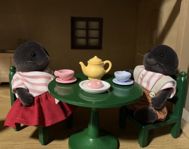 p_o_n_c_h_a_n_g's tweet photo. h.m.RibboNさん（@RibbonMinne）のところからモグラ一家に素敵な服が届きました🌚
家族コーデにしてみましたが、いかがでしょうか？
h.m.RibboNさん、ありがとうございました😊
#シルバニアファミリー
#モグラファミリー https://t.co/8x9jtYRXEa