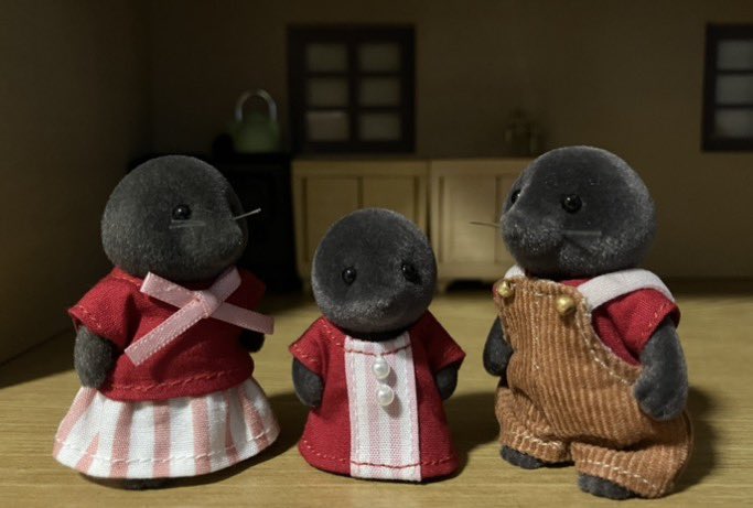 p_o_n_c_h_a_n_g's tweet photo. h.m.RibboNさん（@RibbonMinne）のところからモグラ一家に素敵な服が届きました🌚
家族コーデにしてみましたが、いかがでしょうか？
h.m.RibboNさん、ありがとうございました😊
#シルバニアファミリー
#モグラファミリー https://t.co/8x9jtYRXEa