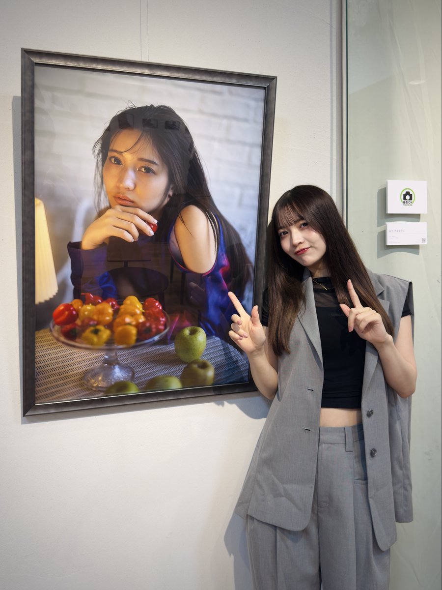 yushi's tweet photo. 黒嵜菜々子さんの写真展『Brilliance』に行ってきた。

作品をじっっくり見てたら黒嵜さんに話しかけられてびっくり。
久々に黒嵜さんとお話しできたけど、ド緊張したなぁ。

視線がとにかく良かった。 https://t.co/wSRyMqfSbS