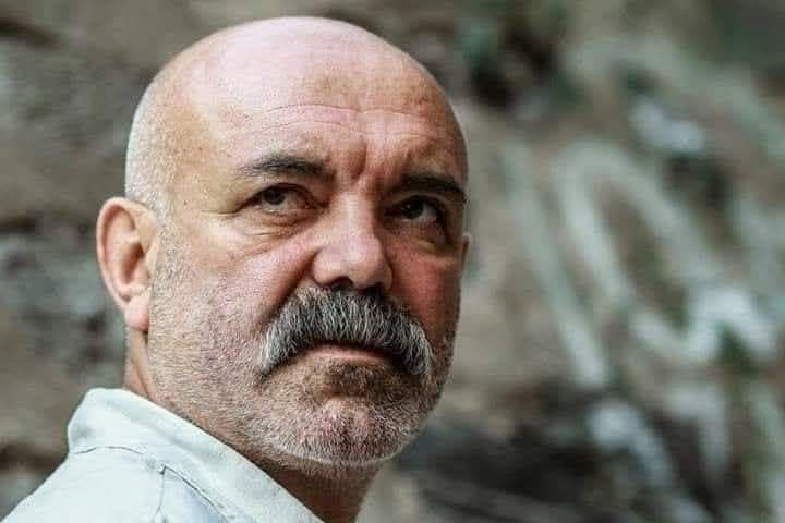 TOPRAK_2_'s tweet photo. Ahmet Kaya’yla üç kez karşılaştım.
İlki 1984 yılının kar, fırtına ve tipiye boğulmuş bir bozkır akşamıydı. Ankara’ya yakın bir ilçede sağlık ocağı hekimiydim ve bir grup öğretmen dostumun evine gitmiştim. Gecenin ilerleyen bir saatinde, artık ’’Lojmana gitmesem, şuraya kıvrılıp yatsam’’diye düşündüğüm bir vakitte öğretmenlerden biri, eski tuşlu kasetçalara bir kaset koyarak sesini açtı. O zamana kadar benzerini duymadığım içten ve tok bir ses yine o zamana kadar benzerini duymadığım bir tınıyla çalan saza eşlik ediyordu. Kederli, güçlü ve asi bir ses. Hasan Hüseyin’in, Nazım’ın, Ahmed Arif’in şiirleri havalanmış, uzak ve soğuk bir bozkır kasabasının kenarında, karların içerisinde yapayalnız duran yoksul bir evin çatısına konmuştu. Uzandığım yerden yavaşça doğrulup kasetin kapağına baktım, ‘’Ahmet Kaya’’ yazıyordu.
Ahmet Kaya’yla 1993 yılında tanıştım. Beyoğlu’ndaki mekanında zamane dervişleri gibi yaşayıp, erkenden göç eden Mevlüt Gülveren’i ziyaret etmek için uğramıştım. Mevlüt’le ordan burdan, sinemadan edebiyattan konuşurken içeriye Ahmet Kaya girdi. Mevlüt’ün dostuymuş, geldi oturdu masaya. Tanıştık. Bin yıldır tanıyormuş gibi rahat ve çelebi, yüzünde doğuştan öyleymiş gibi duran masum gülümsemesi ve konuşurken bir eliyle bileğimi tutması, ‘’gözüm’’ demesi… Sonra başka birkaç arkadaşıyla ayrıldı mekandan. Bir yerlerde okumuştum: ‘’İlk kez karşılaştığınız insanın melek mi şeytan mı olduğunu merak ediyorsanız, o ayrıldıktan sonra içinizde bıraktığı duyguya bakın, kendinizi çok iyi hissediyorsanız o insan melektir, sıkıntıyla kalakalmışsanız işte o giden şeytandır!’’ Ahmet Kaya melek gibi bir adamdı.
Söz söylemenin bedelinin ağır ödendiği bir coğrafyadır ülkemiz. Ahmet’e de sürgün olmakla ödettiler bunu. Yurdundan, yuvasından, eşinden, çocuklarından, çok sevdiği arkadaşlarından kopardılar. 99 depreminde yıkılan evlerinin altında kalarak hayatını kaybeden ablasının ve yeğeninin yardımına koşamamak, hiç değilse mezarlarına bir avuç toprak atamamak acısını daha da katmerlendirmişti sanki.
‘’Tarifi imkânsız acılar içindeyim. Gurbette akşam oldu yine rüzgâr peşindeyim. Yurdumdan uzak yağmurlar içindeyim, akşam oldu, sürgün susuyor’’ diyen Ahmet Kaya’ya en son, 16 Kasım 2000’de bir televizyon kanalındaki ölüm haberinde rastladım. Kederli bir elvedayla bitirmişti sürgünlüğünü.
Ercan Kesal