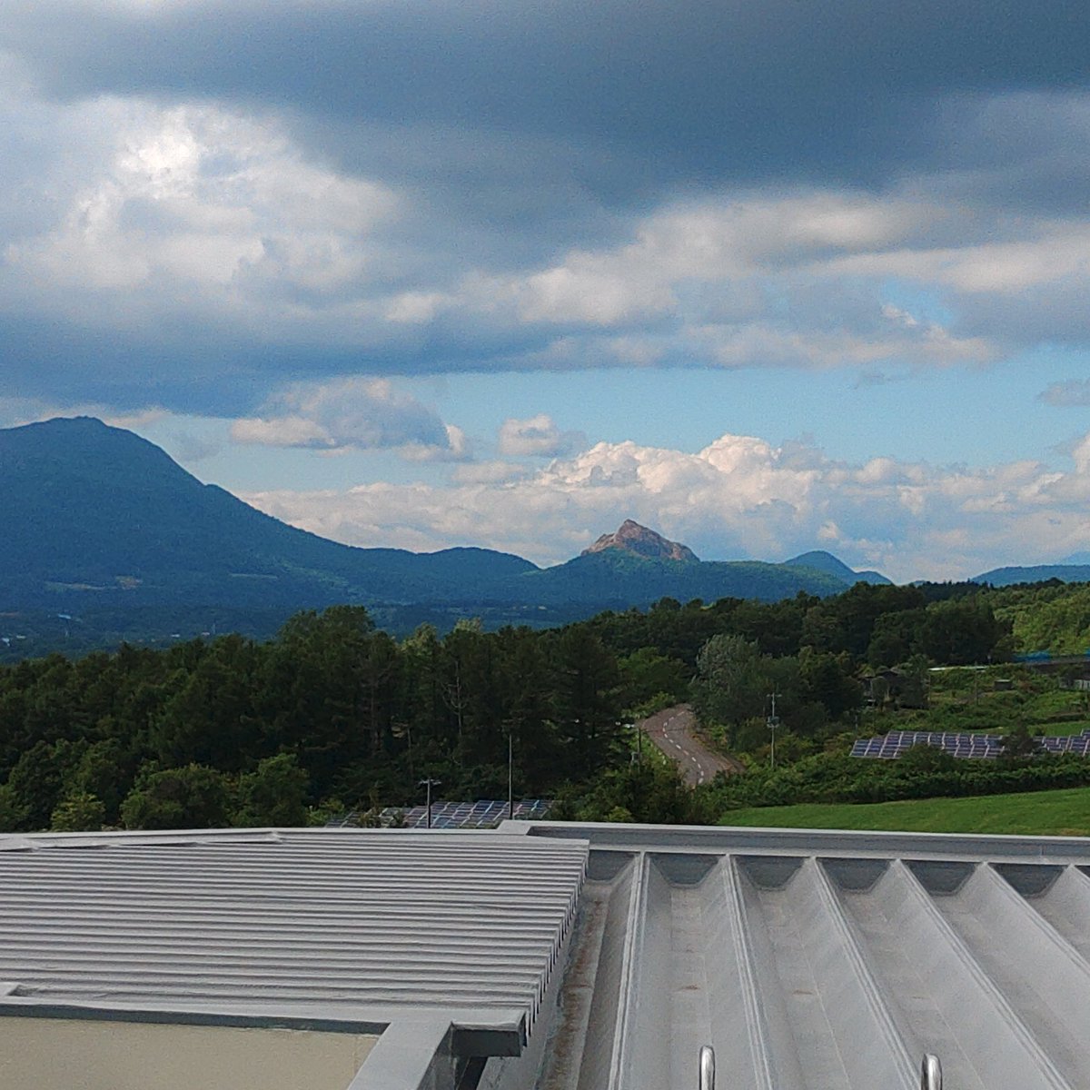 arakansingle's tweet photo. 有珠山SAから有珠山と昭和新山とこないだ登った羊蹄山。
そして洞爺湖へ。
道の駅でトドの缶詰を購入。 https://t.co/njnHpHpsI1
