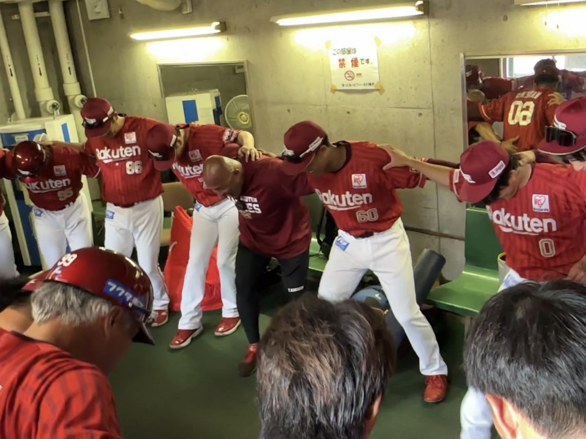 Rakuten__Eagles's tweet photo. 本日の円陣も #佐藤直樹 選手臨時、角一SC！

「では恒例の円陣組んでいきましょう！
絶対勝つぞー！よーし！🔥👏」

#RakutenEagles
#強鷲革新 https://t.co/RdaSnthlSD