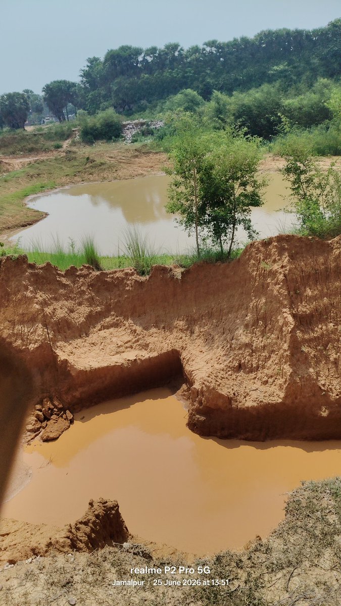 Deepakchauras90's tweet photo. @DMMunger
@biharforest
गर्भुचक जमालपुर तेलिया तालाब के कच्चे रस्ते से अवैध रूप से मिट्टी की कटाई हो रही है 6-7 महीनों से प्रशासन को इसपर ध्यान देना चाहिए प्राकृतिक संपदा के साथ बड़े पेड़ को भी नुकसान पहुंचाया जा रहा है। किसके आदेश से पता नहीं, प्रशासन से अनुरोध है इसको रोक जाए https://t.co/vYbJJcsoRQ