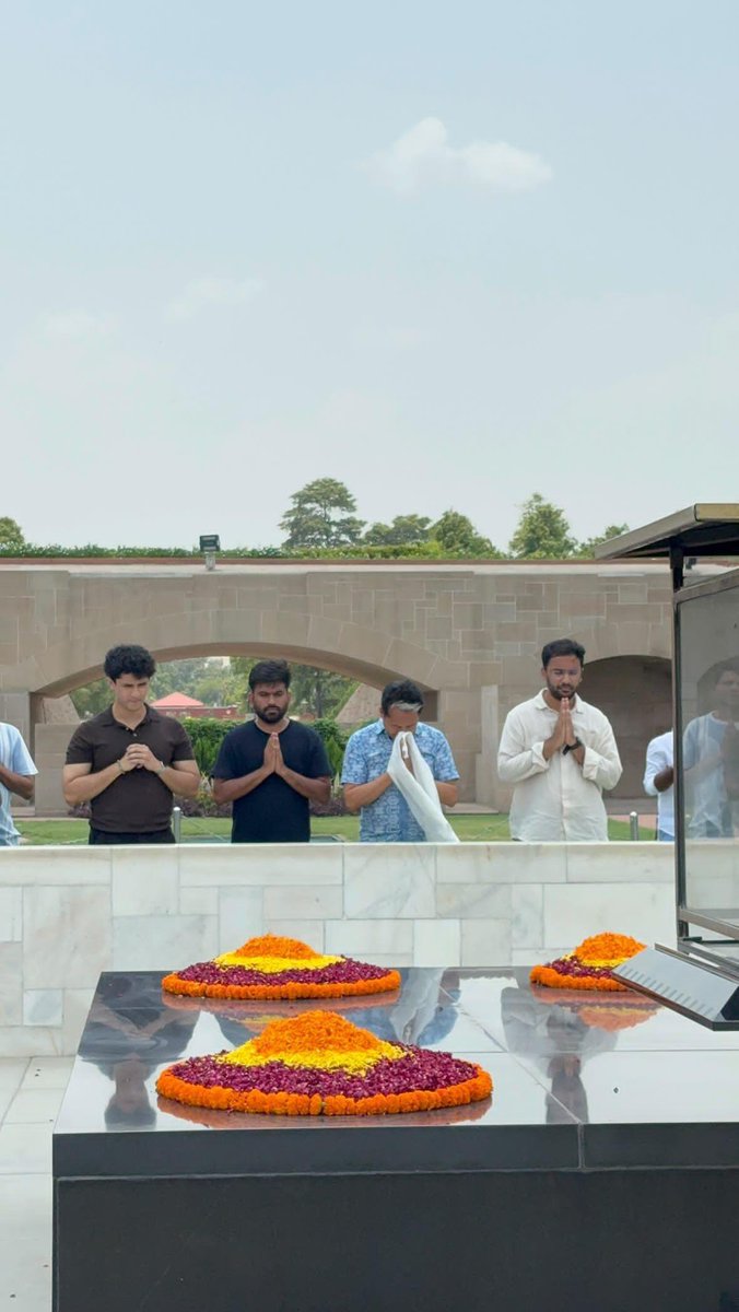 SauravDassss's tweet photo. The hunger strike for accountability begins with a visit to the Raj Ghat.

We shall overcome!

@Cockroachisback @Wangchuk66 @abhijeet_dipke https://t.co/gkxYqiUONz