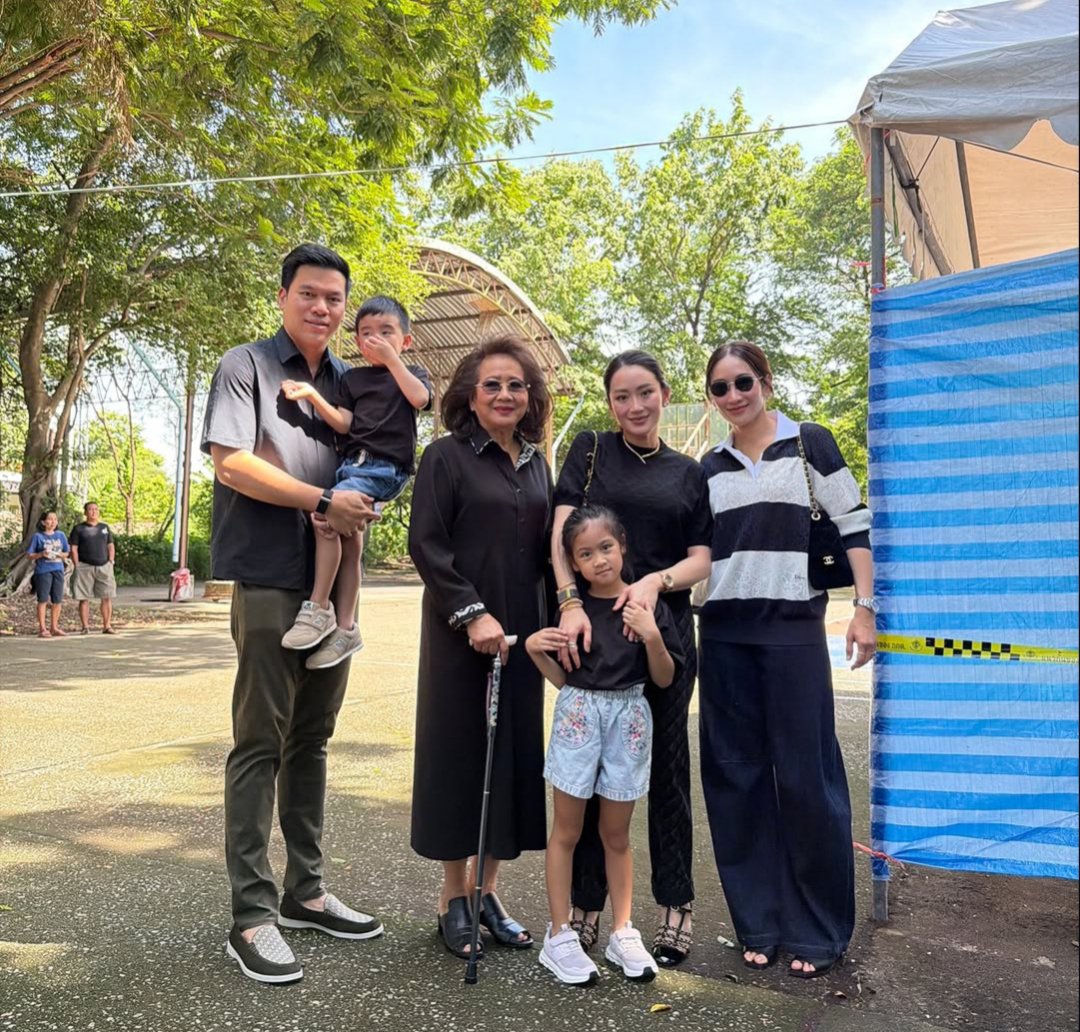 077Pikky's tweet photo. ครอบครัวนักการเมือง #ชินวัตร ออกมาใช้สิทธิ์เลือกตั้ง #ผู้ว่ากทม https://t.co/V9bqE2bmTU